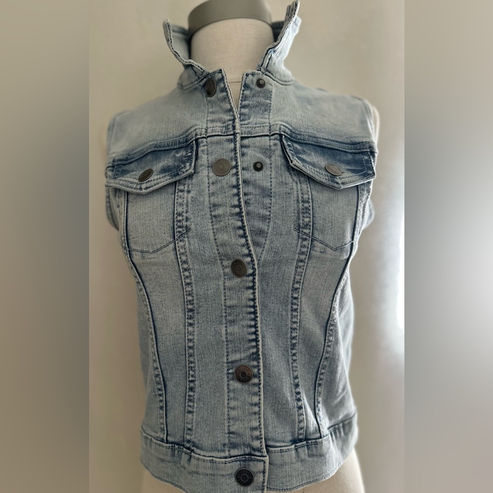 Girl’s sleeveless jacket